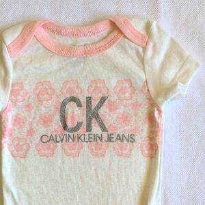 calvin klein jeans graphic ivory & pink short sleeve bodysuit diaper shirt 3-6m